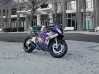 Ho una s100rr del 2016 e qualche tempo fa ho ricevuto il mio set di carene per bici, io e i miei amici abbiamo preso tutte le marche diverse, le abbiamo ordinate tutte contemporaneamente, la mia è arrivata prima e sono stata sempre aggiornata! Un mese dopo arrivarono gli altri due. Si adattano perfettamente con 0 problemi. Quindi, nel complesso, hanno ricevuto la consegna più rapida, hanno un bell'aspetto, sono più leggeri ma altrettanto resistenti, hanno un servizio clienti straordinario e avevano lo stesso prezzo... Non potrei essere più felice della mia esperienza!