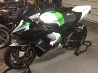 Ho fatto un incidente con la mia moto in pista e ho acquistato qui nuove carenature. Hanno fatto sembrare nuova la mia ZX6R del 2005! L'installazione è stata semplice e le carenature hanno ancora un bell'aspetto 2 anni dopo. Non sono in plastica di qualità OEM (più rigidi) ma per il prezzo la qualità è accettabile/buona. Non si sono verificati peeling o danni alla vernice nei 2 anni in cui li ho installati. Acquisto intelligente.